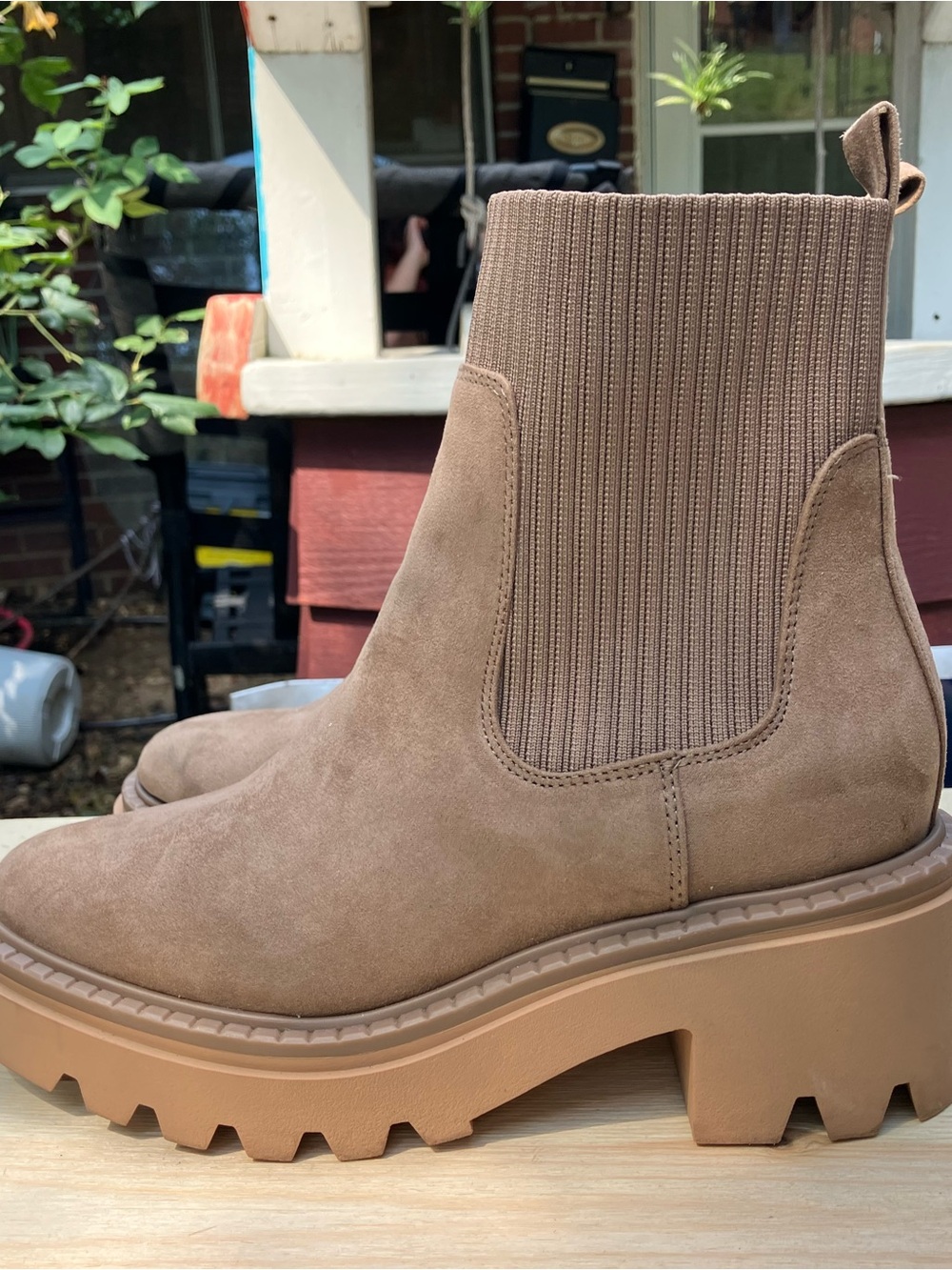 Universal Thread Kyrie Tan Lug Sole Chelsea Boots Size 9 Memory Foam - Picture 7 of 14